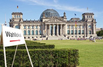 Wahllokal-Schild vor dem Reichstagsgebäude