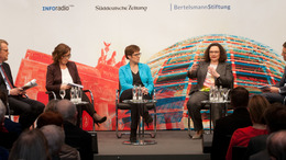 Blick aufs Podium beim Polittalk. Zu sehen sind Annegret Kramp-Karrenbauer und Andrea Nahles in der Diskussion mit Demokratieexperte Robert Vehrkamp und den Moderatoren Angela Ulrich und Stefan Braun.