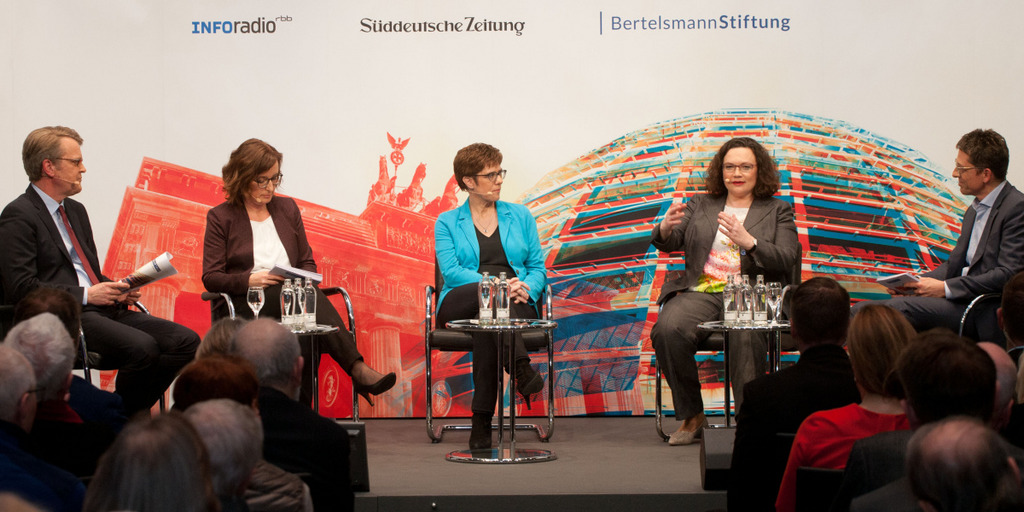 Blick aufs Podium beim Polittalk. Zu sehen sind Annegret Kramp-Karrenbauer und Andrea Nahles in der Diskussion mit Demokratieexperte Robert Vehrkamp und den Moderatoren Angela Ulrich und Stefan Braun.