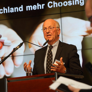 [Translate to English:] DGIM-Generalsekretär Ulrich Fölsch erläutert, wie gegen Über- und Unterversorgung vorgegangen werden sollte.