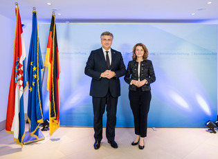 Der kroatische Ministerpräsident Andrej Plenković posiert mit Daniela Schwarzer, Vorständin der Bertelsmann Stiftung, am 14. Oktober 2024 im Berliner Gebäude der Bertelsmann Stiftung für ein Foto. Plenković nahm an der Diskussionsveranstaltung "Challenges and Opportunities for the European Union. A Perspective from Croatia with Prime Minister Andrej Plenković" teil.