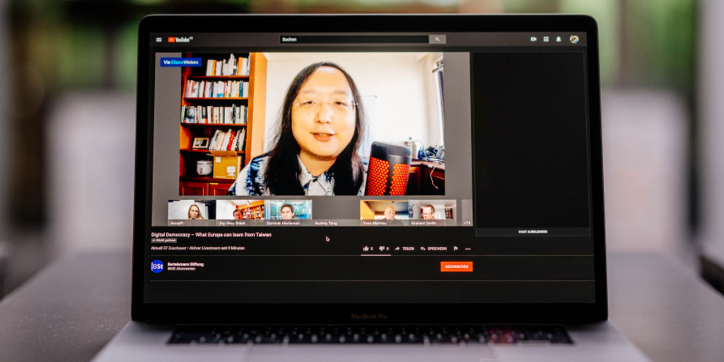 Audrey Tang auf dem Monitor des Laptops