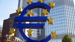 Europäisches Zentralbankgebäude mit Eurozeichen im Vordergrund
