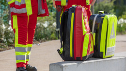 Rettungrucksäcke vor zwei Personen vom Rettungsdienst