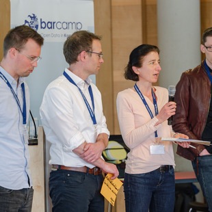 Diskutierende beim Barcamp