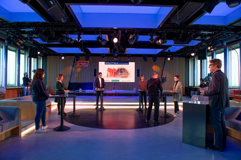 Blick ins Studio 14 des rbb während des Polittalks aus der Hauptstadt. Die Teilnehmerinnen und Teilnehmer der Diskussionen stehen im Halbkreis an Stehtischen und sehen sich an.