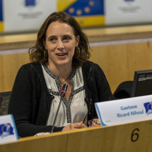 Gaetane Ricard-Nihoul auf Podium