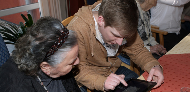 Rentnerin_Jugendlicher_Tablet_8534012948_cb727b46db_o.jpg