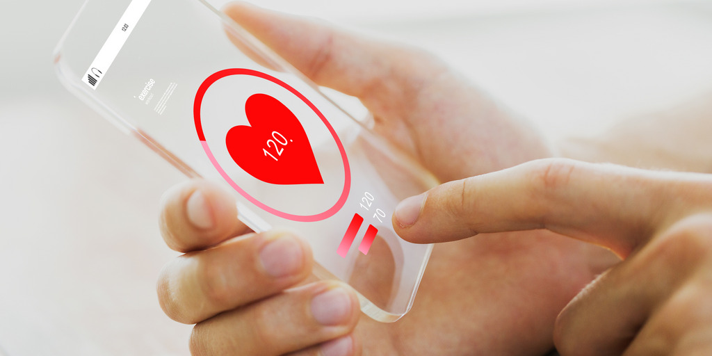 Transparentes Smartphone mit Blutdruckwert