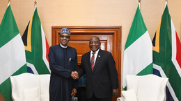 Heads of government Ramaphosa (South Africa) and Buhari (Nigeria) shake hands.