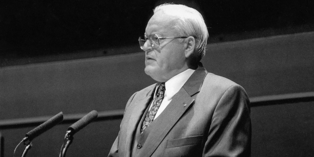 Der damalige Bundespräsident Roman Herzog steht bei der Verleihung des Carl-Bertelsmann-Preises 1998 in Gütersloh am Rednerpult. Er war der Festredner bei der Preisverleihung.