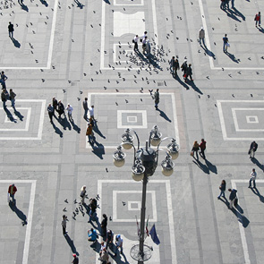 großer Platz mit Menschen von oben