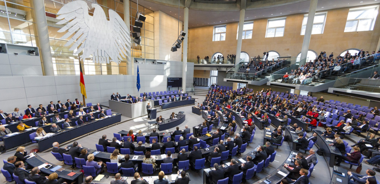Dr. Angela Merkel, CDU/CSU, Bundeskanzlerin, MdB, gibt eine Regierungserklärung im Plenum ab während der 20. Sitzung des Deutschen Bundestages.