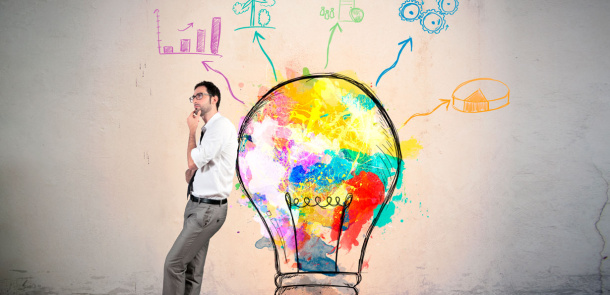 Mann vor einer Glühbirne