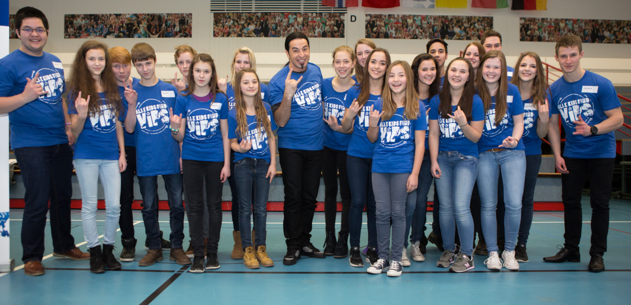 Comedian Bülent Ceylan mit Schülern des Hermann-Vöchting-Gymnasiums Blomberg bei seinem Besuch im Rahmen des Jugendintegrationswettbewerbs "Alle Kids sind VIPs" am 23. Januar 2015.