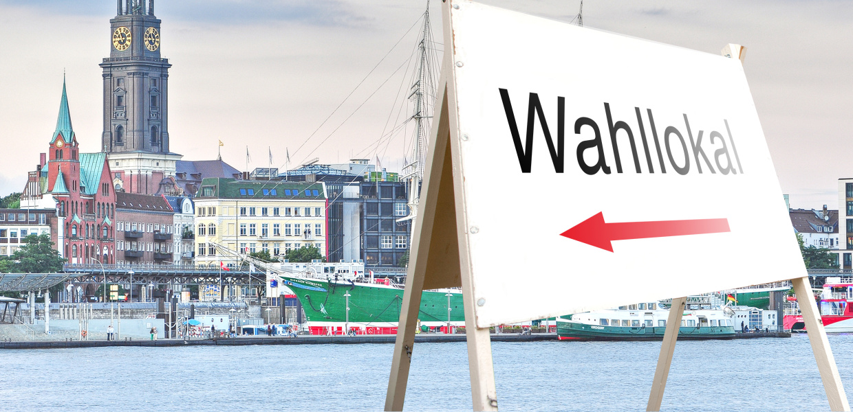 Ein Schild weist vor der Kulisse der Elbe, der Landungsbrücken und der Kirche St. Michaelis in Hamburg den Weg zu einem Wahllokal. (Fotomontage)