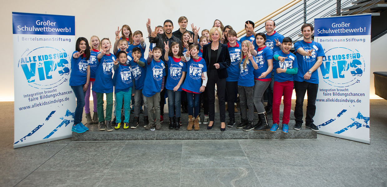 Die Gewinner des Alle Kids sind Vips Wettbewerbs aus Wittmund zusammen mit Liz Mohn und Andreas Bourani in der der Bertelsmann Stiftung. Foto: © Jan Voth