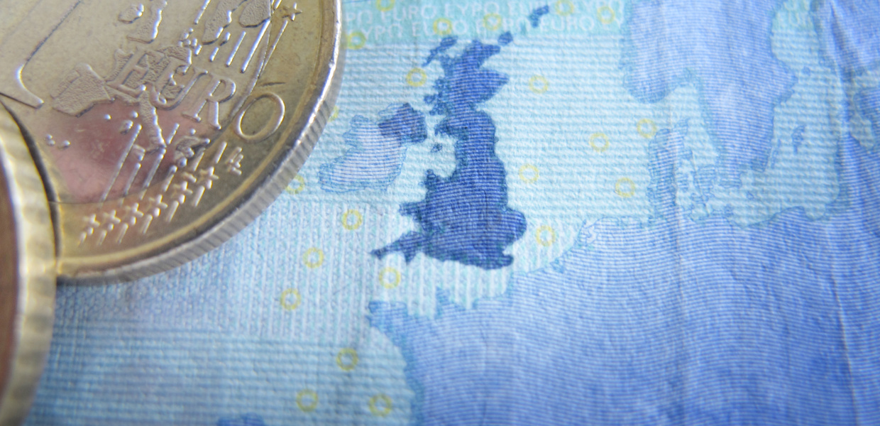 Großbritannien und Nordirland auf einem 20-Euro-Schein, daneben eine 1-Euro-Münze. Foto zum Artikel "'Brexit' könnte teuer werden - vor allem für Großbritannien" vom 27. April 2015.