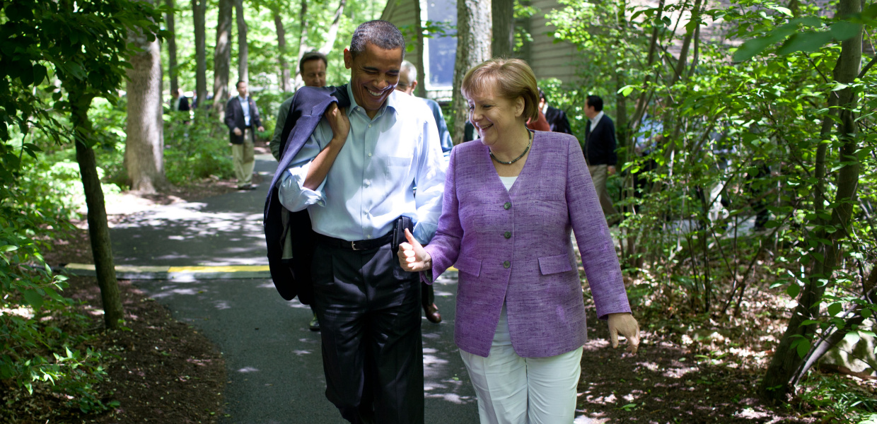 US-Präsident Barack Obama und Bundeskanzlerin Angela Merkel spazieren während des G8-Gipfels am 19. Mai 2012 über das Gelände des Feriensitzes des Präsidenten, Camp David.