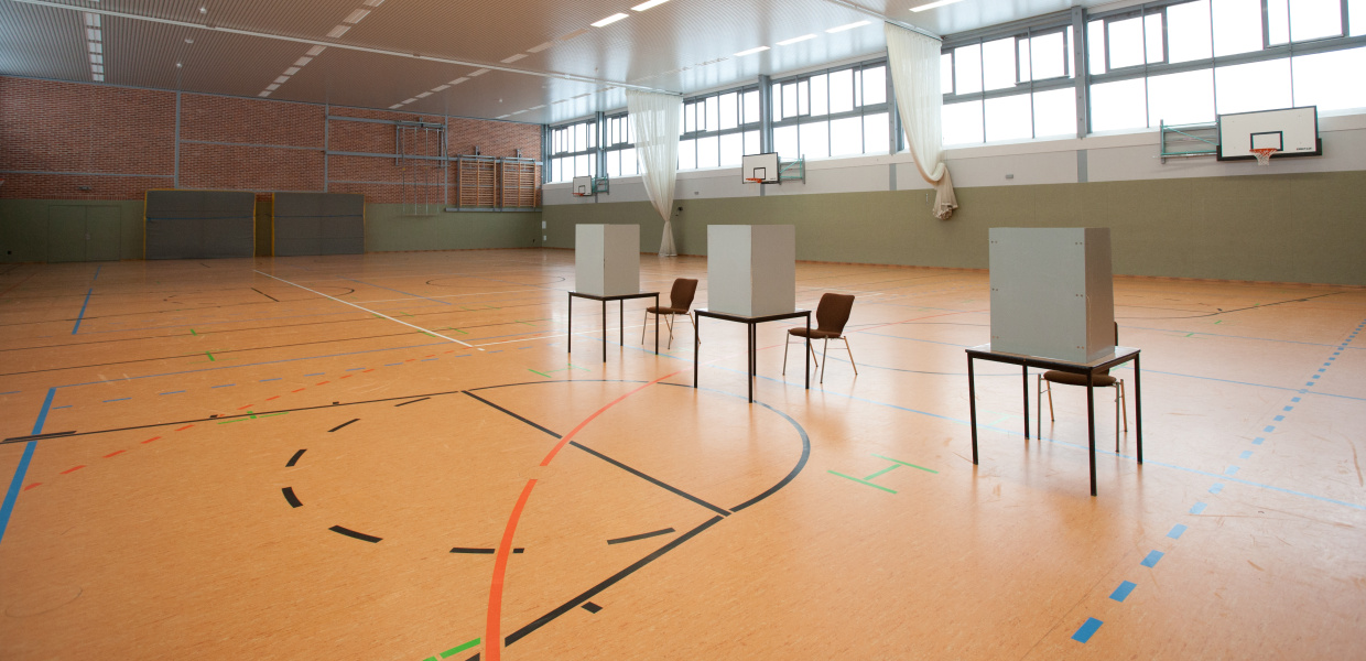 Bundestagswahl 2013 in Neubrandenburg am 22. September 2013. Der leere Wahlraum nach der Wahl.