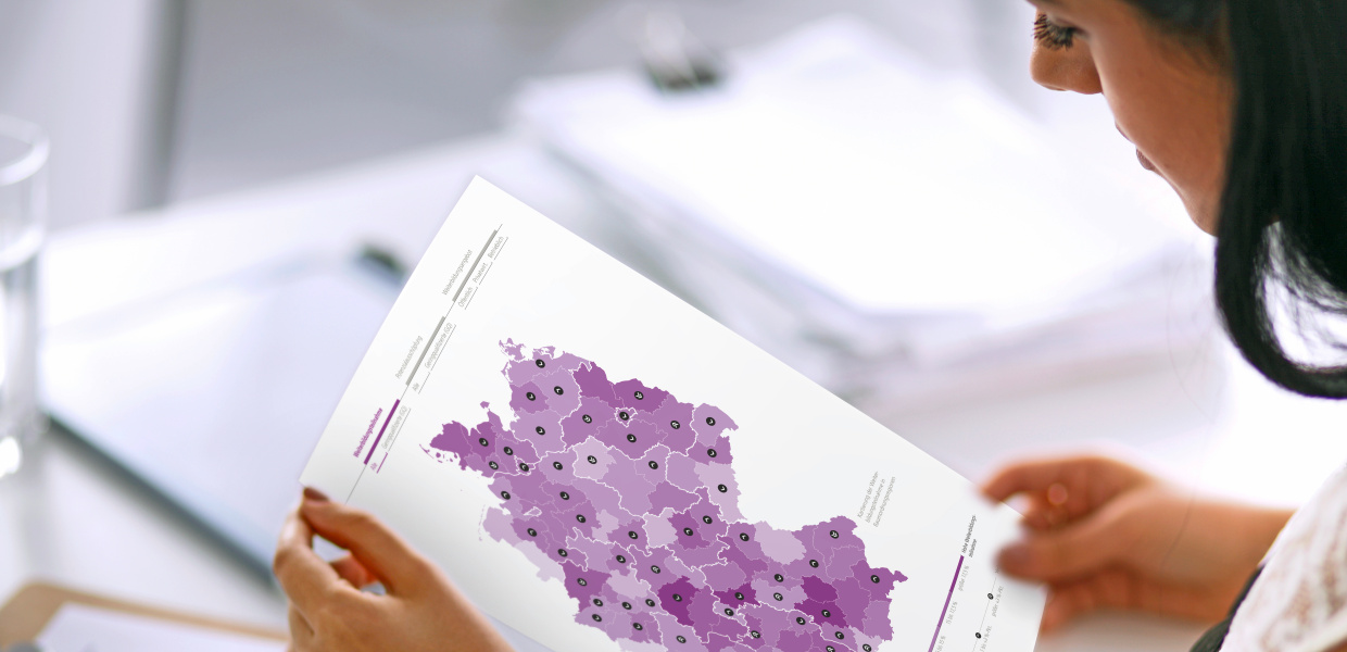 am 23. Juli 2015 eingekauft für das Programm ST-LL, Projekt Weiterbildung für Alle, Titelabbildung Studie "Deutscher Weiterbildungsatlas, eine Frau liest in einem Dokument, sie sitzt an einem Schreibtisch, Woman with documents sitting on the desk, in office