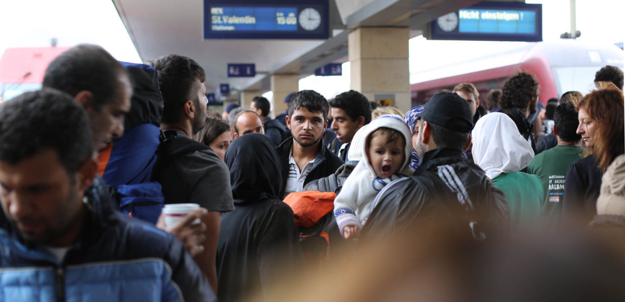 Syrische Flüchtlinge warten am 4. September 2015 auf dem Bahnsteig in Wien auf ihren Zug.