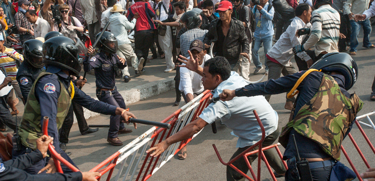 Gewaltsame Auseinandersetzungen zwischen Demonstranten und Polizisten im Freedom Park der kambodschanischen Hauptstadt Phnom Penh.