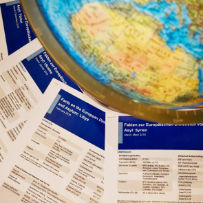 Aufnahme von oben auf Faktenchecks und Globus