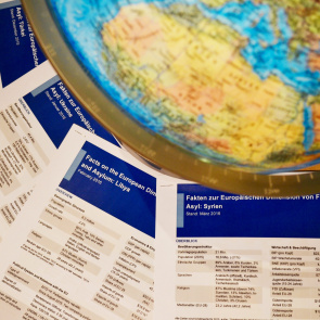 Aufnahme von oben auf Faktenchecks und Globus