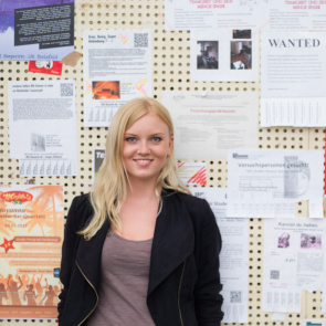 Mädchen im HörsalStudentin und Student am Laptop