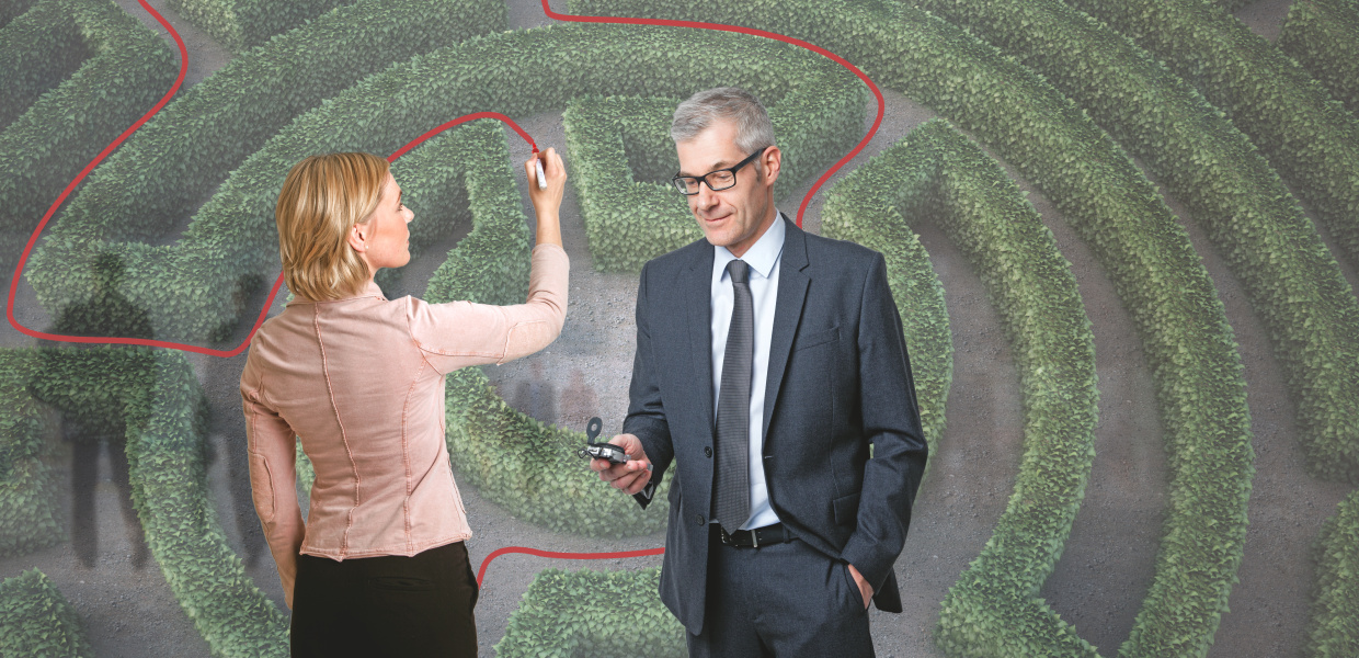 Zwei Unternehmer vor einem Irrgarten. Titelbild der Studie "Verantwortungsvolles Unternehmertum in Deutschland" zum Reinhard Mohn Preis 2016.
A top view of a garden maze; Shutterstock ID 95035690; PO: RMP 2016; Client: Bertelsmann Stiftung; Other: ST-K 25.05.2016