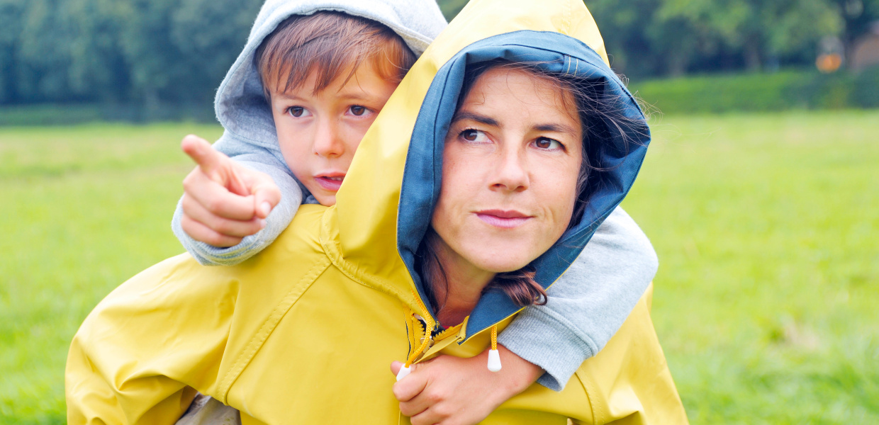 bestellt am 20.05.2016 in einer erweiterten Lizenz für die Broschüre "Alleinerziehende unter Druck" ST-WB;
Eine junge Mutter trägt ihren Sohn Huckepack, sie selber trägt einen gelben Regenmantel mit Kapuze.