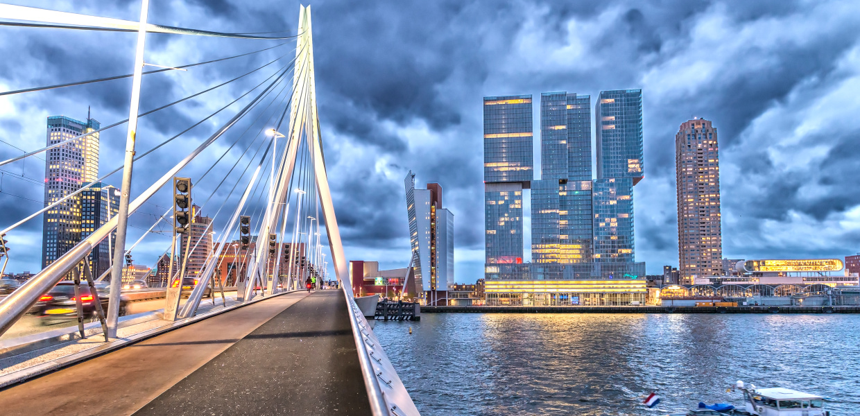 Eingekauft für ST-NW, Titel SGI 2016, 22.07.2016, Rotterdam skyline. Beautiful view after sunset.