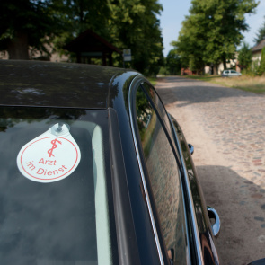 Arztfahrzeug bei Hausbesuch