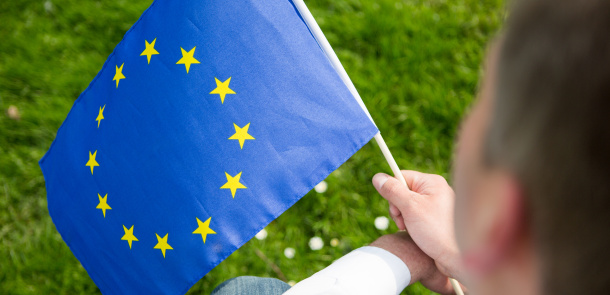 Europafahne in einer Hand