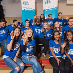 Gerald Asamoah sitzt inmitten der Schüler aus Grevenbroich