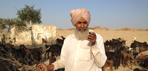 Smartphone-Benutzer_Indien.jpg(© Bioversity International / P.Mathur / Flickr - CC BY-NC-ND 2.0, https://creativecommons.org/licenses/by-nc-nd/2.0/)