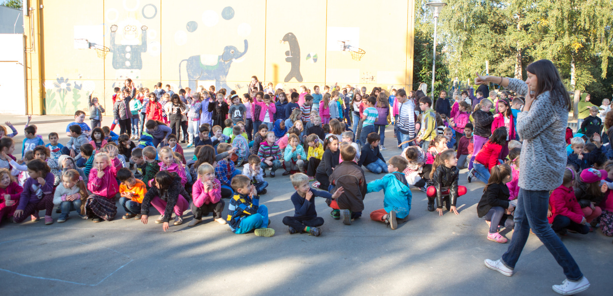 Musikalische Grundschule: Auf dem Pausenhof wird ein Flashmob organisiert.