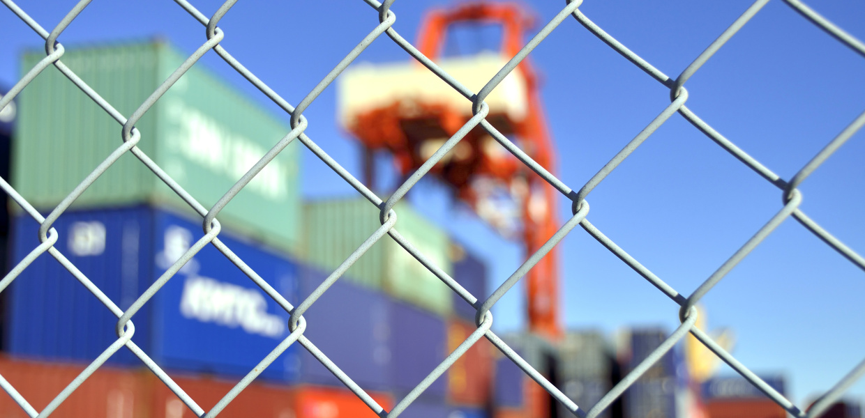 container yard security fence, eingezäuntes Areal mit Großcontainers.
; Shutterstock ID 359505032; PO: Konsequenzen (Globale Auswirkungen) einer protektionistischen Handelspolitik der USA; Client: Bertelsmann Stiftung; Other: ST-NW   24.08.2017