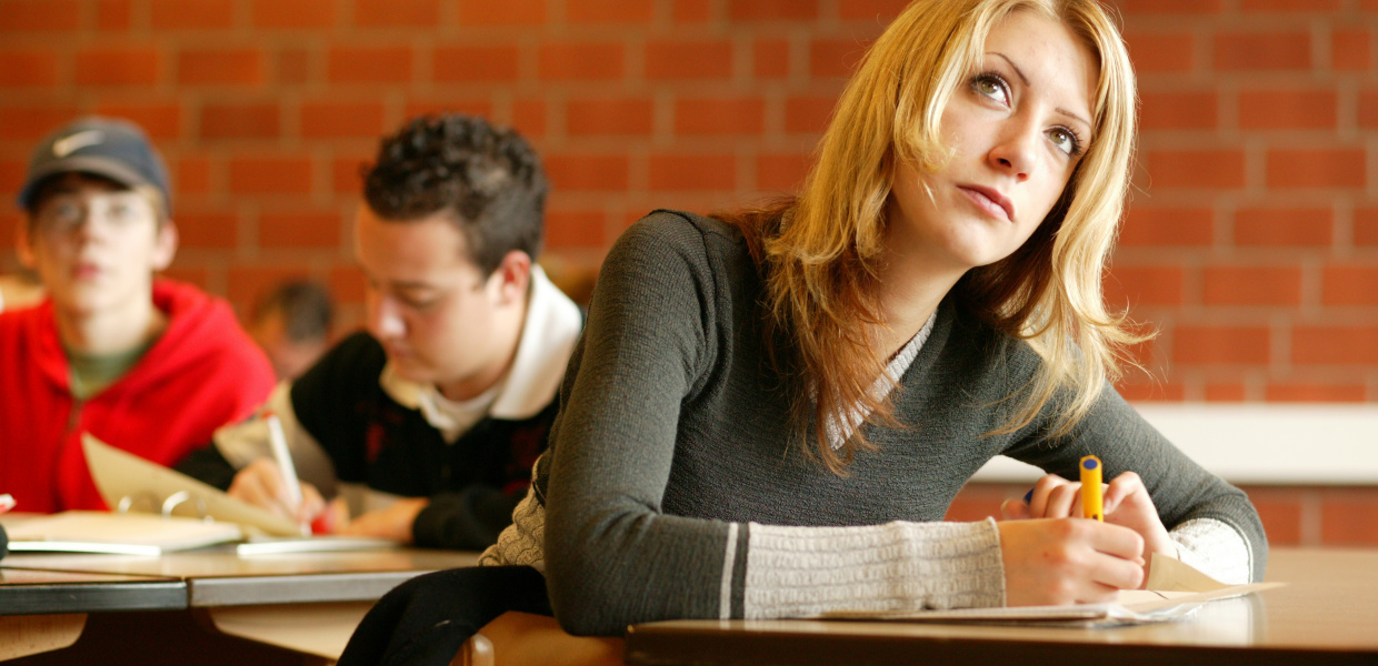 Unterricht in der Berufsschule Rosenhöhe. Eine Schülerin im Klassenzimmer der Berufsschule Rosenhöhe