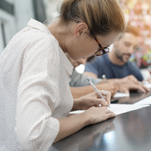 Junge Frau füllt Fragebogen aus