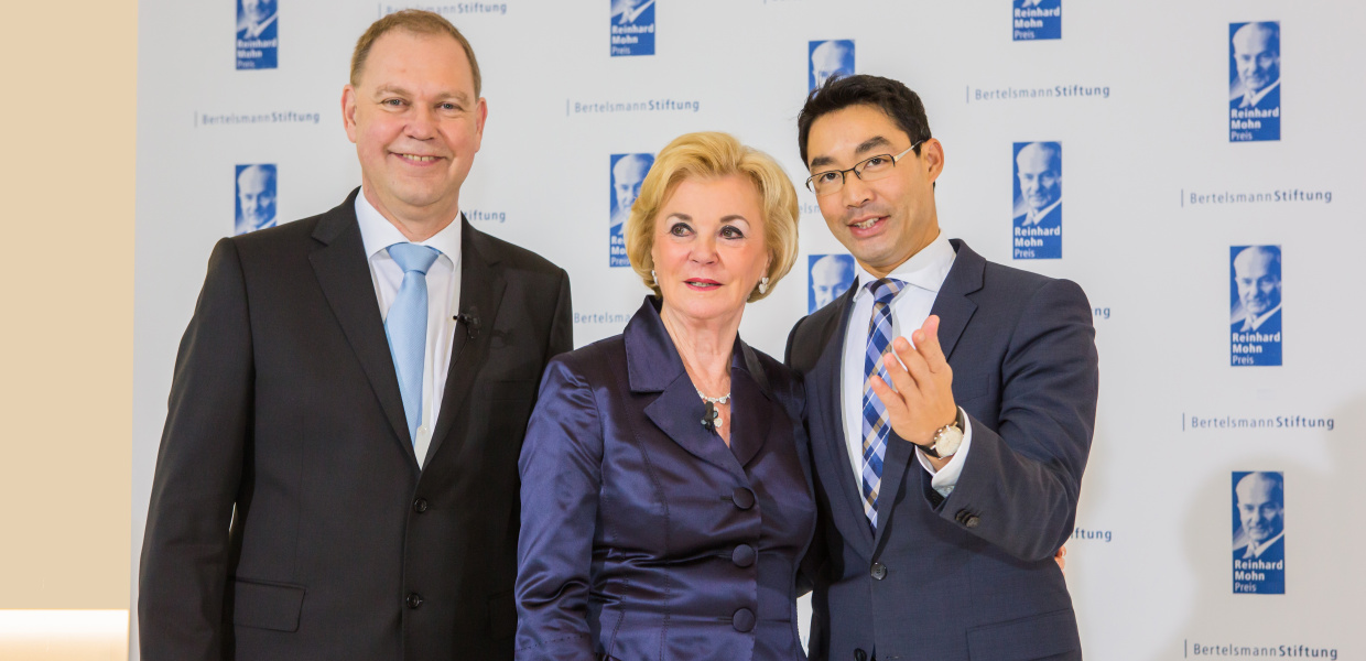 Für Internetmeldung am 20.12.2017 -> Philipp Rösler, 44, ehemaliger Vizekanzler der Bundesrepublik Deutschland und neuer Vorsitzender der Hainan Cihang Charity Foundation, ist mit Wirkung zum 1. Januar 2018 in das Kuratorium der Bertelsmann Stiftung berufen worden.
Der promovierte Arzt gehörte 2009 bis 2013 der Bundesregierung an, zunächst als Bundes-minister für Gesundheit und seit 2011 als Bundesminister für Wirtschaft und Technologie. Zudem war er 2011 bis 2013 deutscher Vizekanzler sowie Bundesvorsitzender der FDP. Danach war er Mitglied des Vorstands und der Geschäftsführung der Stiftung World Economic Forum (WEF), Cologny/Schweiz. Im Dezember 2017 wurde Rösler zum ersten Vorstandsvorsitzenden der Hainan Cihang Charity Foundation, New York/USA, berufen.
Reinhard Mohn Preis 2013, Festakt im Theater Gütersloh am 7. November 2013, Preisverleihung an Kofi Annan, Erfolgreiche Strategien für eine nachhaltige Zukunft; Aart De Geus, Liz Mohn, Philipp Rösler