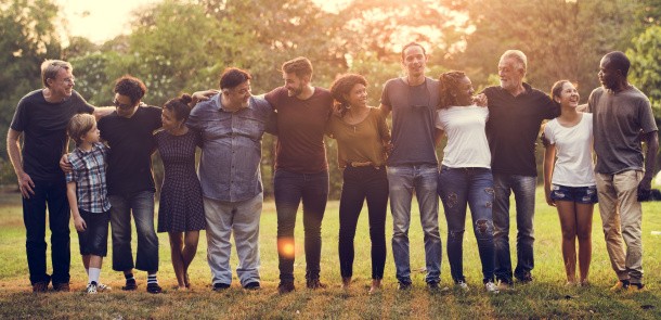 Gruppenbild mit Menschen unterschiedlicher Kulturen und Herkunft