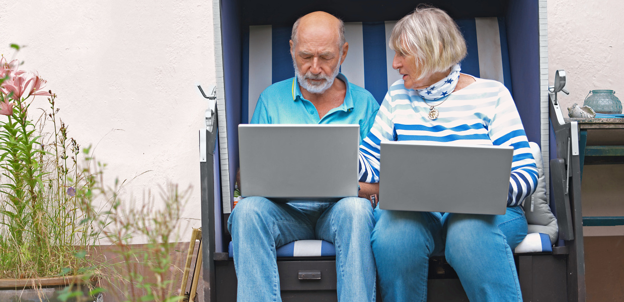 Eingestellt für ST-IFT, Titelmotiv Monitor Digitale Bildung; Weiterbildung; Change-magazin; senioren und computer heiner und martina weychardt und enkel sander / Gluecksburg ostsee 7 17