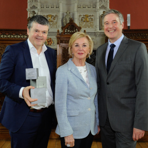 Bart Somers mit World Mayor Prize 2016, Liz Mohn und Henning Schulz im Ratssaal von Mechelen