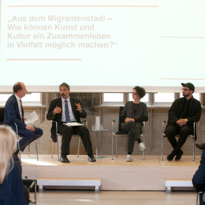 Dr. Sebastian Engelbrecht, Albert Schmitt, Tunay Önder, Ersan Mondtag und Dr. Tobias Knoblich (v.l.n.r.) bei der Podiumsdiskussion "Aus dem Migrantenstadl - Wie können Kunst und Kultur ein Zusammenleben in Vielfalt möglich machen?" in Erfurt am 17. Mai 2018.