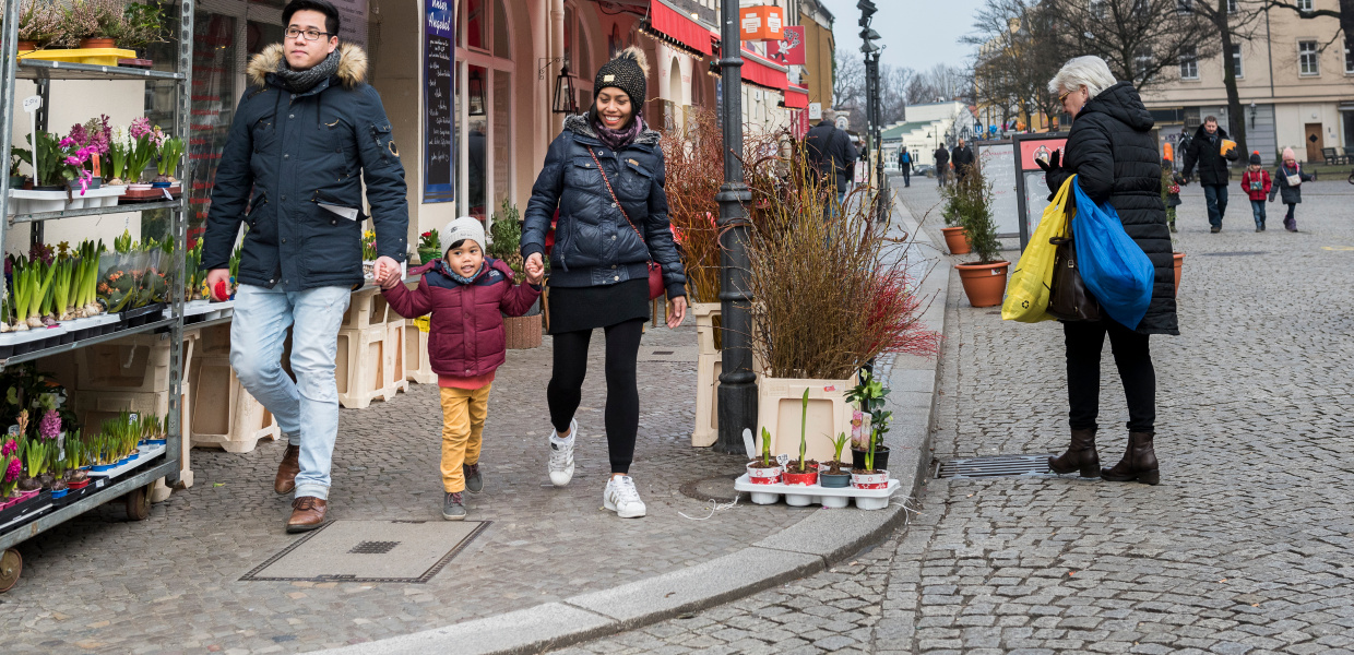 Ein Paar mit Migrationshintergrund läuft mit seiner Tochter durch die Ritterstraße in Berlin Spandau.