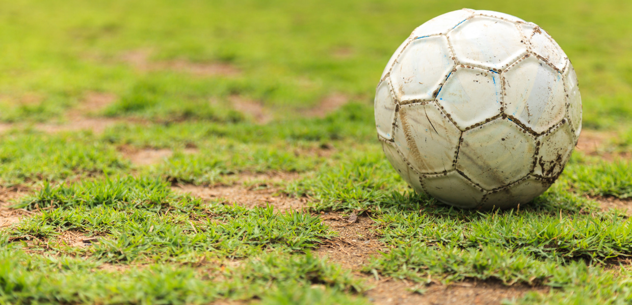 Old white soccer ball on the rough grass field; alter weißer fußball auf einem Fußballfeld.
Bestellt am 30.05.2018 in einer KONZERN-Lizenz für St-WB ID-141 
Abschlussbericht zu Arbeitspaket III Längsschnittbetrachtungen von Kinderarmut