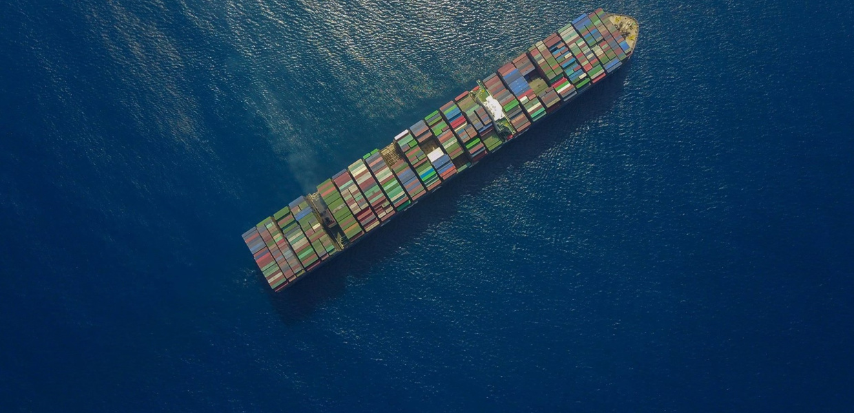 Ein Containerschiff fährt auf einem Meer, aufgenommen von einer Drohne aus der Vogelperspektive. Titelfoto für die Onlinemeldung zum Globalisierungsreport 2018, veröffentlicht am 8. Juni 2018.