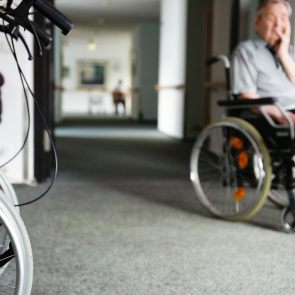 Flur eines Altenheims.